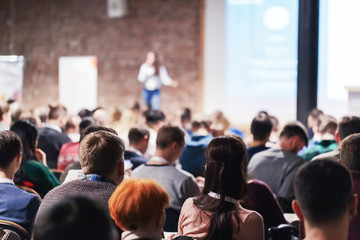 Diehl-Wadewitz Akademie - Akademie für Potenzial und Wachstum - Erwachsene Teilnehmer der Konferenz hören einer Rednerin zu, die in einem großen Konferenzsaal einen Vortrag hält.